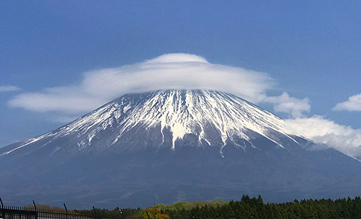 総本山大石寺より望む霊峰富士